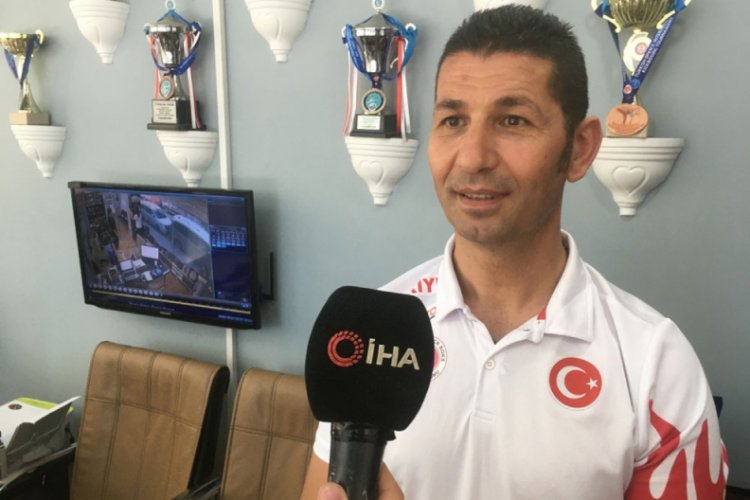 Milli antren&ouml;r salonuna sığınan kadına sahip &ccedil;ıktı