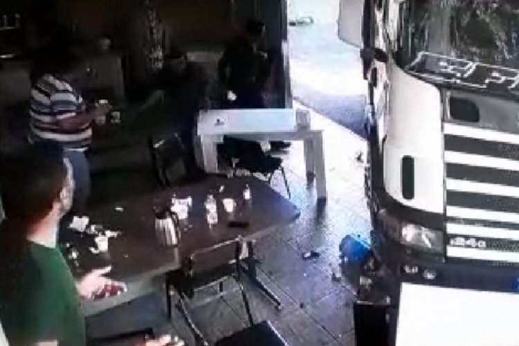 Freni boşalan TIR lokantaya girdi