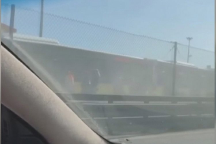 Metrob&uuml;ste yangın paniği