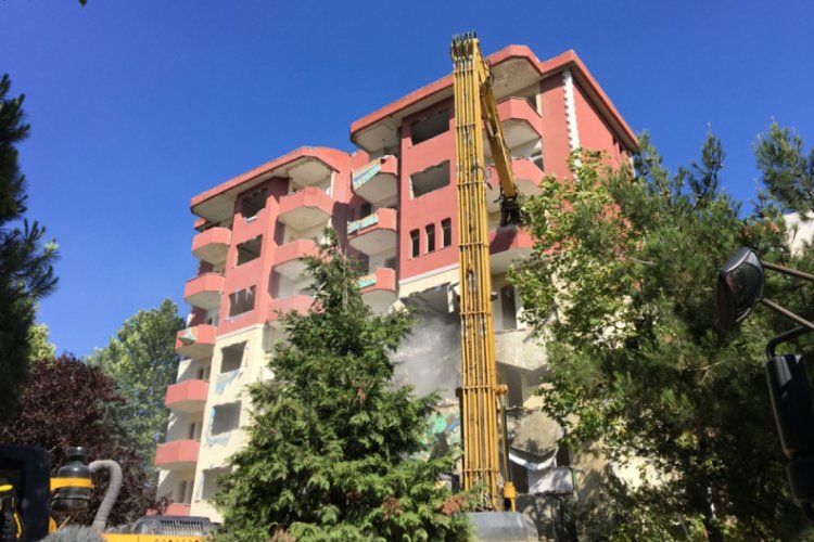 Riskli 8 katlı bina yıkıldı