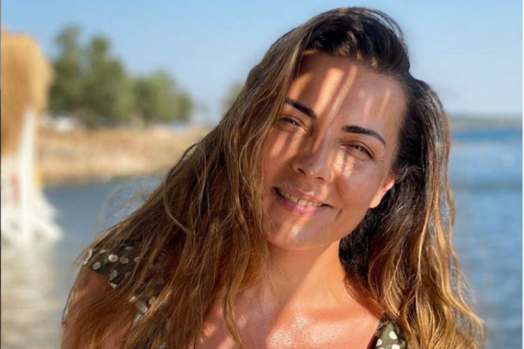 Burcu Kara, Cunda'da tatilde