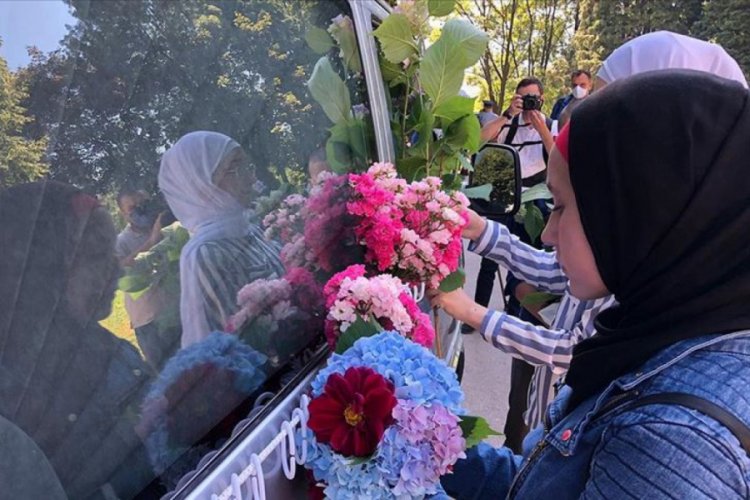 Srebrenitsalı soykırım kurbanlarının cenazeleri, Saraybosna'dan dualarla uğurlandı