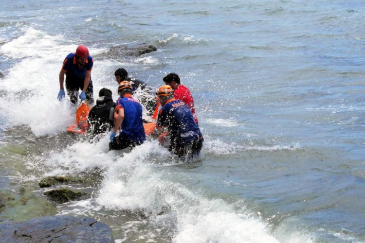 Serinlemek i&ccedil;in girdiği denizde boğuldu