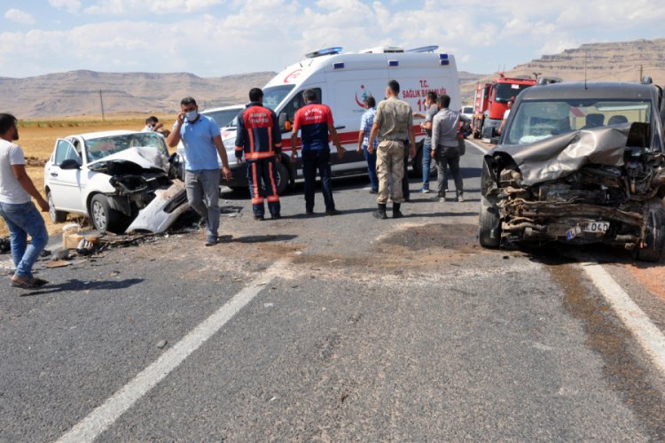 Mardin'de otomobil ile hafif ticari ara&ccedil; &ccedil;arpıştı: 2 yaralı