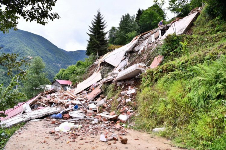 Heyelan nedeniyle kapanan mahalle yolları ulaşıma a&ccedil;ıldı