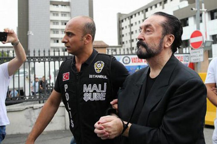 Adnan Oktar uyarılara rağmen maske takmadı
