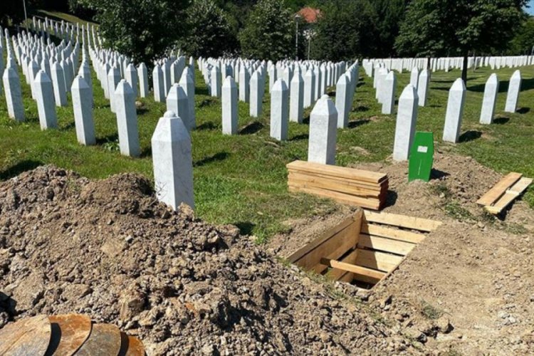 Srebrenitsa Soykırımı kurbanlarının cenazeleri Poto&ccedil;ari'ye ulaştı