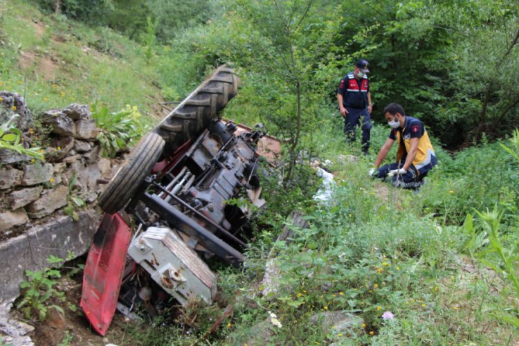 Trakt&ouml;r şarampole devrildi: 1 &ouml;l&uuml;, 1 yaralı