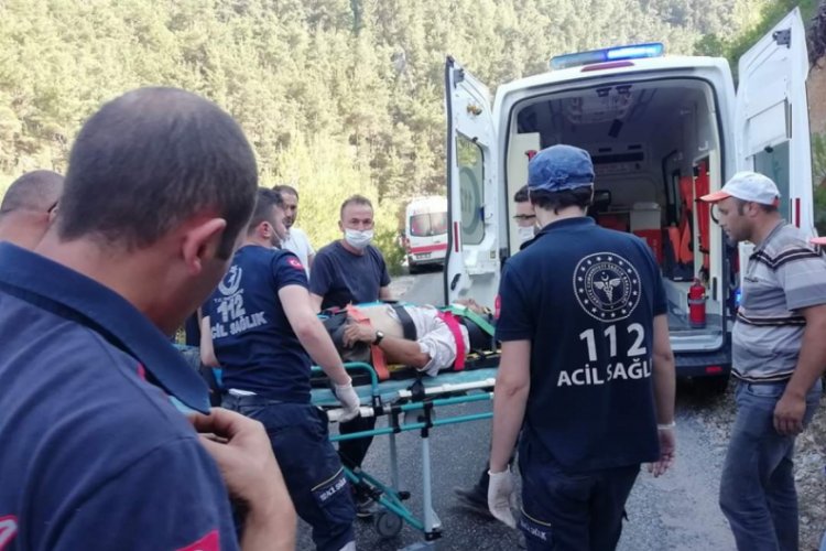K&ouml;pr&uuml;den ge&ccedil;meye &ccedil;alışan trakt&ouml;r dereye devrildi: 1 &ouml;l&uuml;