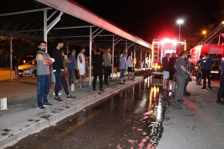 Kundaklandığı iddia edilen d&uuml;kkan alev alev yandı