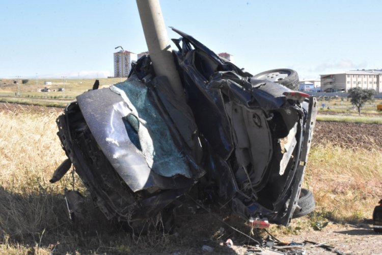 Elektrik direğine &ccedil;arpan otomobilin s&uuml;r&uuml;c&uuml;s&uuml; &ouml;ld&uuml;