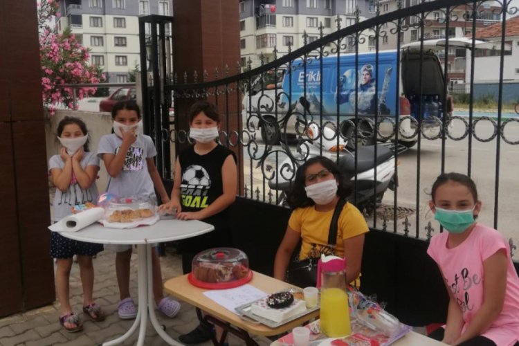 Bursa'da &ccedil;ocuklar, kediler i&ccedil;in kermes d&uuml;zenledi