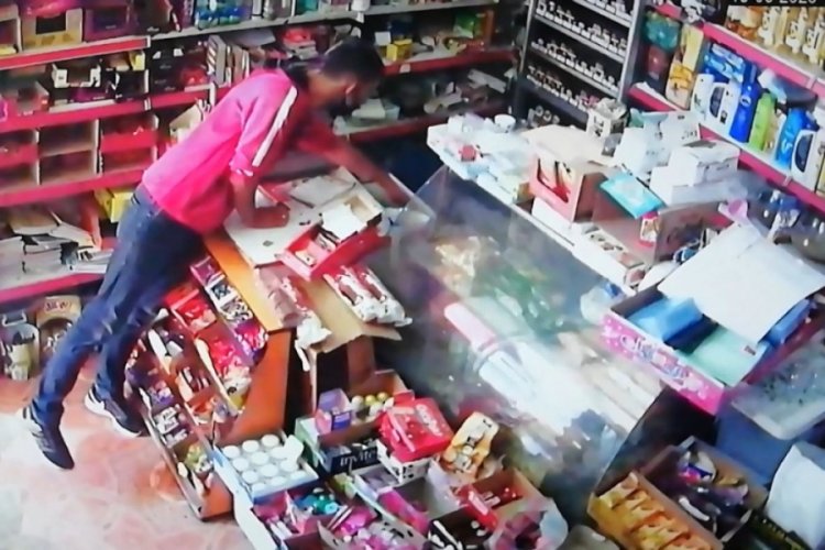 M&uuml;şteri gibi girdiği bakkaldan cep telefonu &ccedil;alarak &ccedil;ıktı