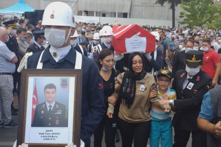 Şehit eşinin &uuml;niforması ile t&ouml;rene katıldı