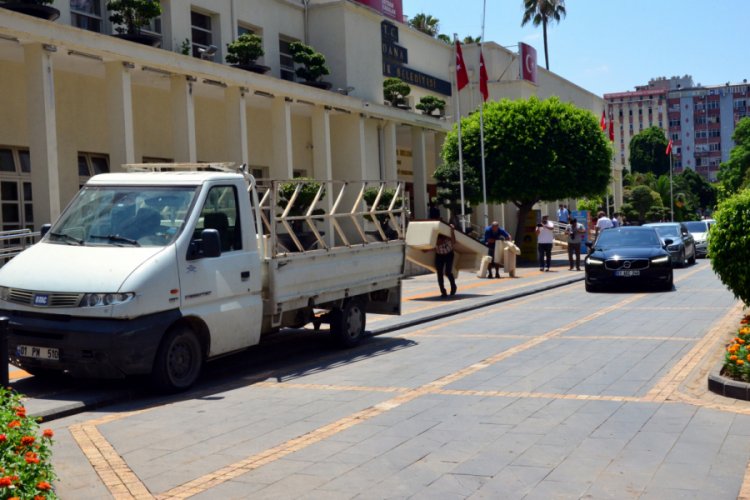Adana B&uuml;y&uuml;kşehir Belediyesi'ne 'icra' şoku