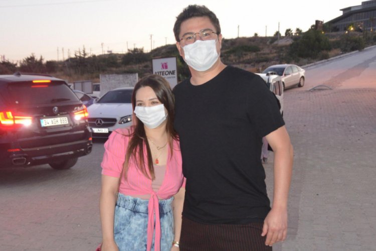 İbrahim B&uuml;y&uuml;kak ile eşi, &Ccedil;eşme'de tatilde