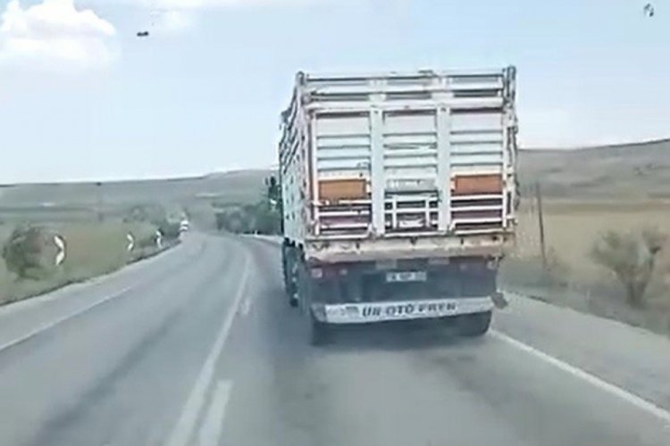 Kamyon s&uuml;r&uuml;c&uuml;s&uuml; ambulansa yol vermedi