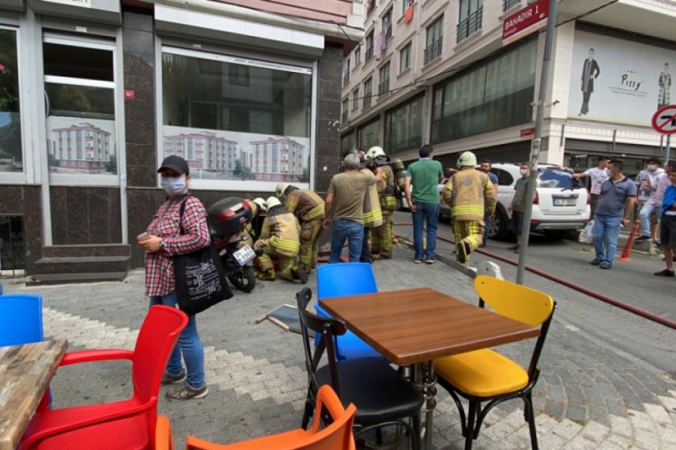 Şişli'de &ccedil;ıkan yangın paniğe neden oldu! Sosyal mesafe unutuldu