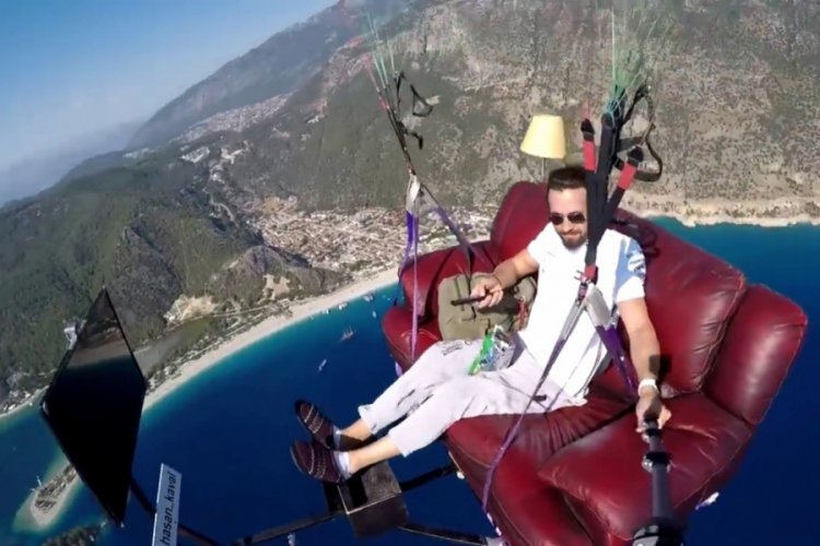G&ouml;ky&uuml;z&uuml;nde televizyon izleyen paraş&uuml;t pilotu Hasan Kaval Avustralya basınında