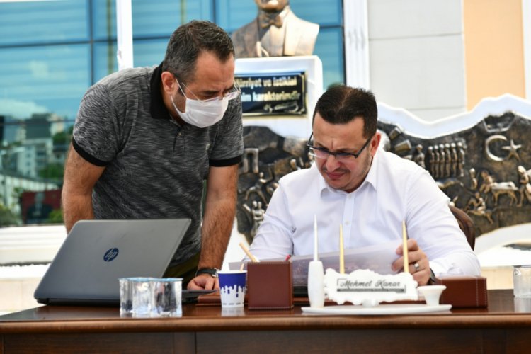 Bursa Mustafakemalpaşa Belediye Başkanı Kanar makam odasını meydana taşıdı