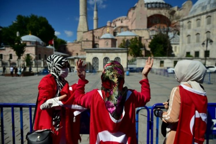 Danıştay kararı sonrası Ayasofya &ouml;n&uuml;nde toplanmalar başladı