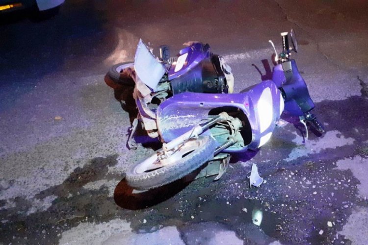 Otomobil elektrikli bisiklete &ccedil;arptı: 4 yaralı