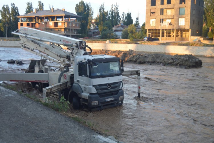 Deresi taştı, iş&ccedil;iler &ouml;l&uuml;mden d&ouml;nd&uuml;