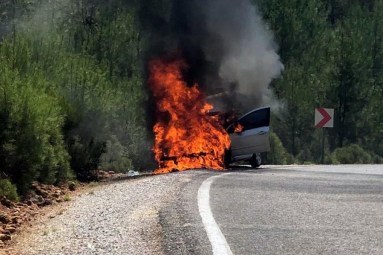 Alev alan otomobildeki hamile s&uuml;r&uuml;c&uuml; son anda kurtarıldı