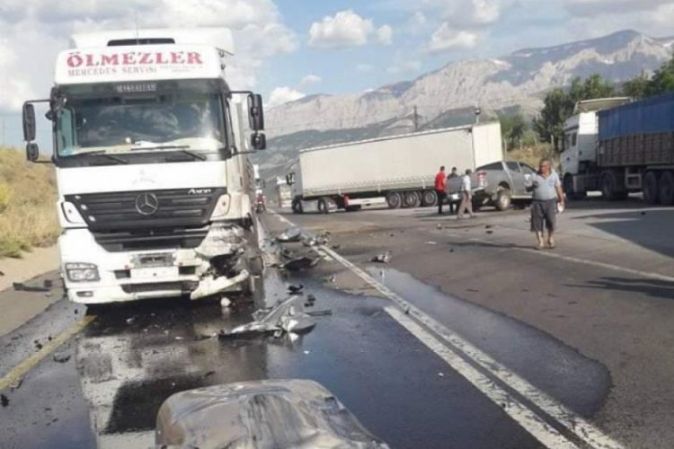 TIR ile kamyonet &ccedil;arpıştı: 1 &ouml;l&uuml;