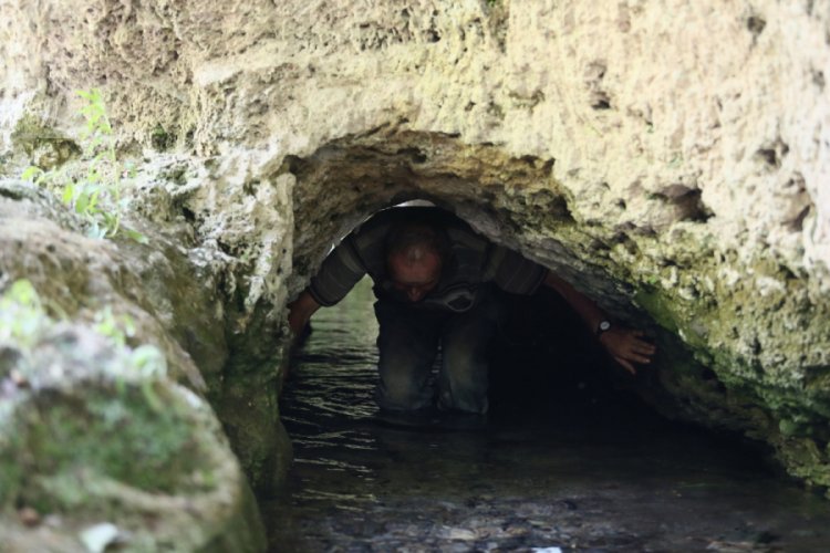 Bursa'da şifa bulmak için içi su dolu tünelden geçiyorlar