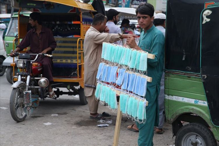 Pakistan'da Kovid-19 kısıtlamalarının kalkmasıyla &ouml;l&uuml; ve vaka sayısı 8 kat arttı