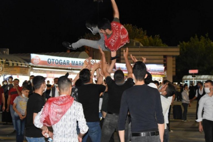 D&uuml;zce'de asker eğlencesi ve konvoylara yasak
