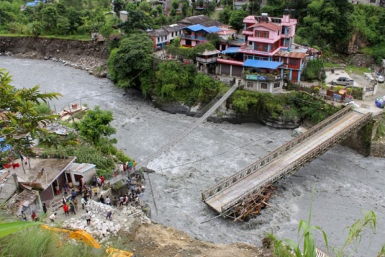 Nepal'deki toprak kaymalarında &ouml;l&uuml; sayısı 23'e y&uuml;kseldi