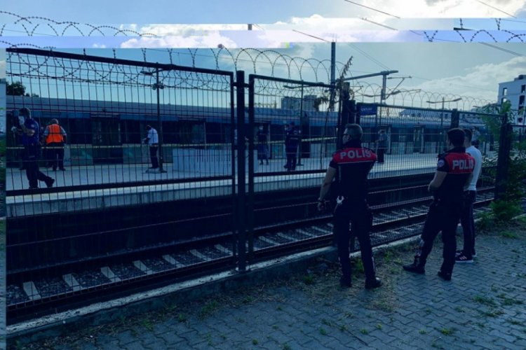 Marmaray durağında bir kişi raylara d&uuml;şt&uuml;