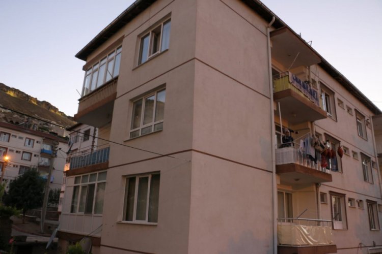 K&uuml;&ccedil;&uuml;k yaşındaki &ccedil;ocuk apartmanın 4. katından d&uuml;şt&uuml;
