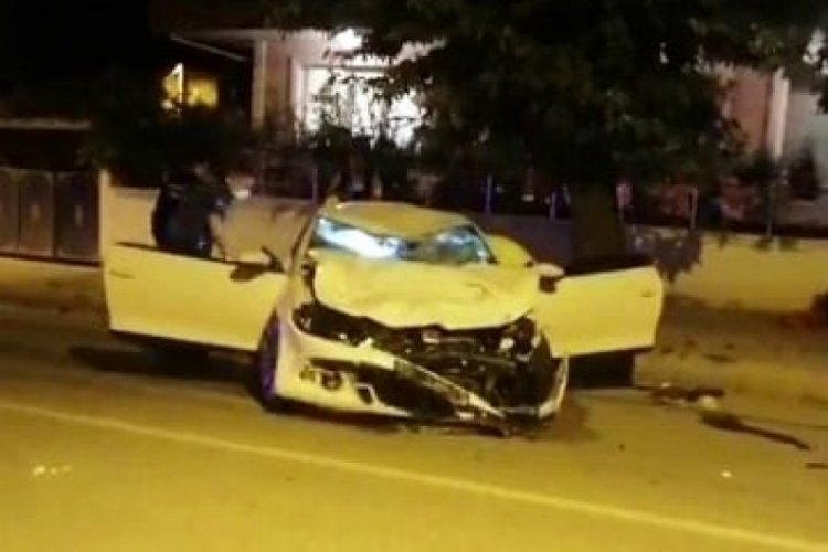 Spor otomobil ile motosiklet &ccedil;arpıştı: 1 &ouml;l&uuml;, 2 yaralı