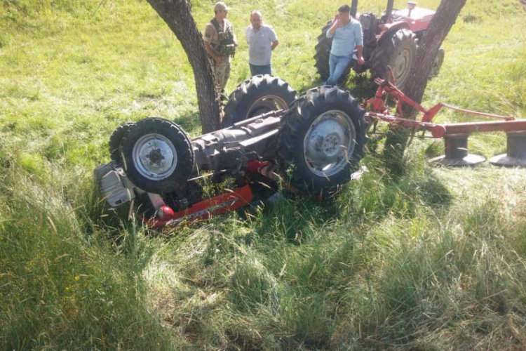 Dereye u&ccedil;an trakt&ouml;r&uuml;n s&uuml;r&uuml;c&uuml;s&uuml; &ouml;ld&uuml;