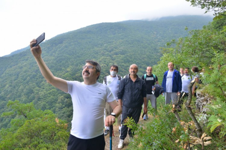 Bursa Yıldırım Belediye Başkanı Yılmaz, doğa y&uuml;r&uuml;y&uuml;ş&uuml; yaptı