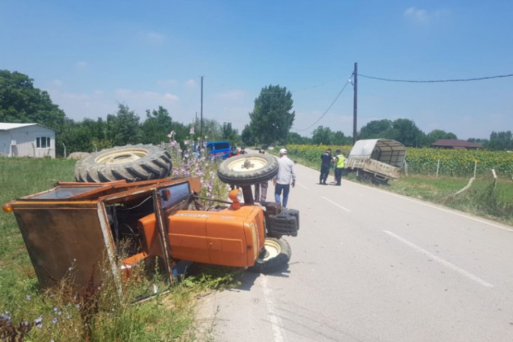 Bursa'da trakt&ouml;r ile kamyonet &ccedil;arpıştı: 1 yaralı
