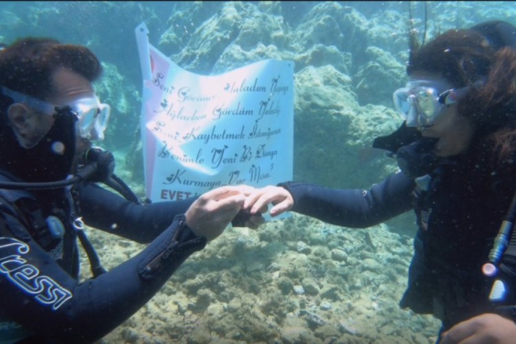 Suyun metrelerce altında s&uuml;rpriz evlilik teklifi