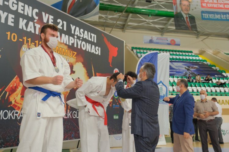 Başkan Aktaş'tan T&uuml;rkiye şampiyonlarına madalya