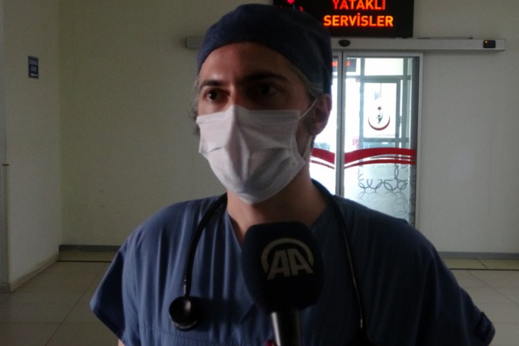 Bursa'da doktorla tartışan esnaf, acil servisteki sağlık &ccedil;alışanlarına &ouml;nl&uuml;k hediye ederek uzlaştı