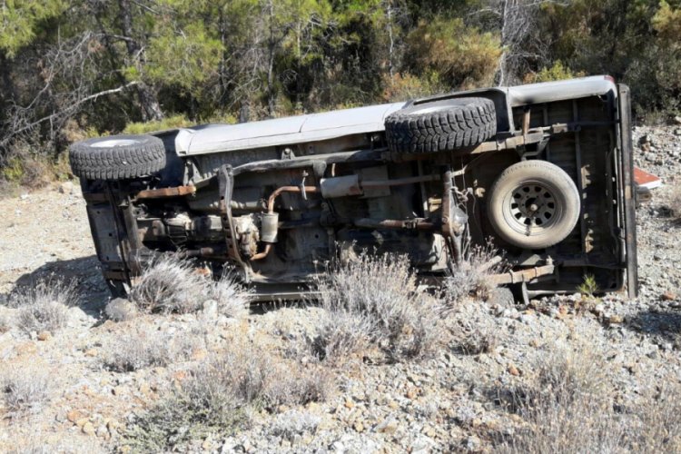 Muğla'da, kamyonet devrildi: 2 yaralı
