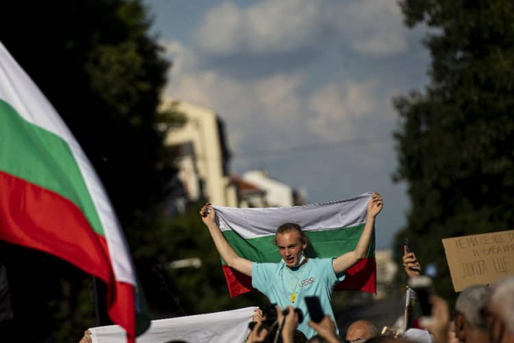 Bulgaristan'da h&uuml;k&uuml;met karşıtı g&ouml;steriler s&uuml;r&uuml;yor