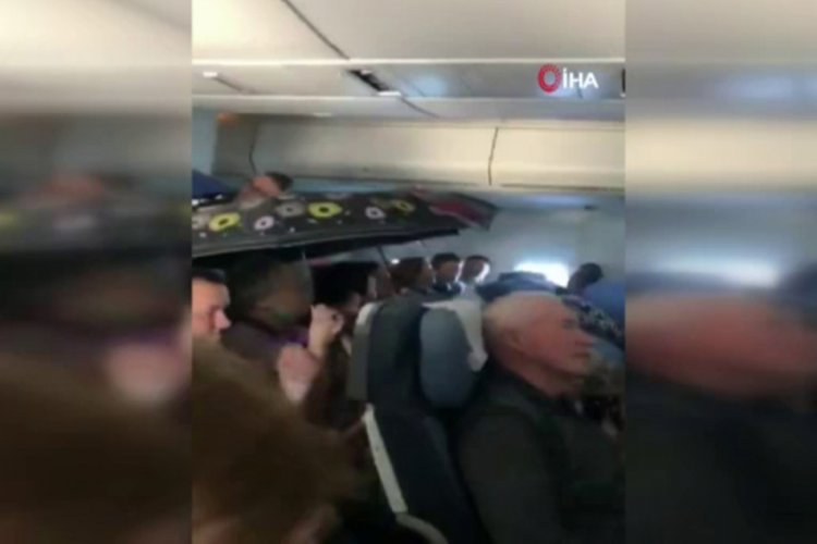 U&ccedil;akta şemsiye ile yolculuk
