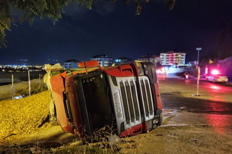 Bursa'da TIR devrildi!