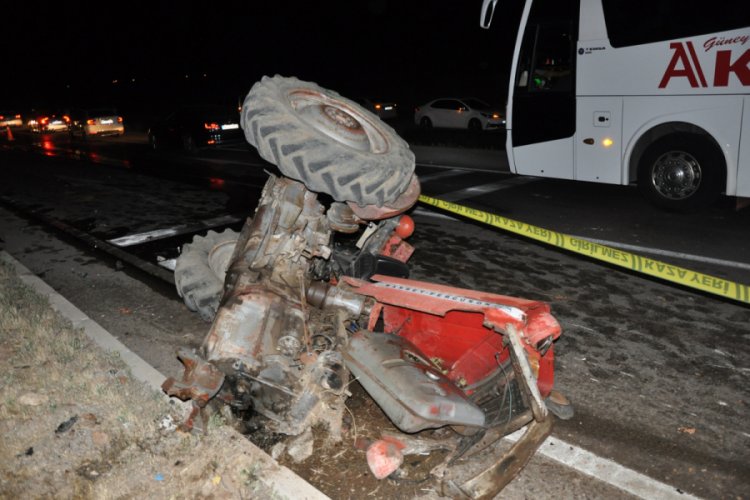 Trakt&ouml;r, otomobil ve hafif ticari aracın karıştığı kazada 1 kişi &ouml;ld&uuml;