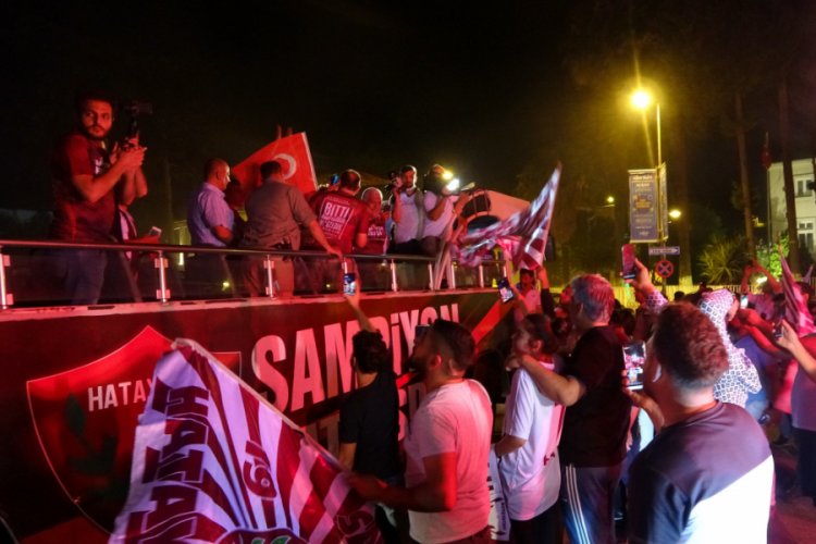 Hataylı taraftarlar takımlarını karşıladı