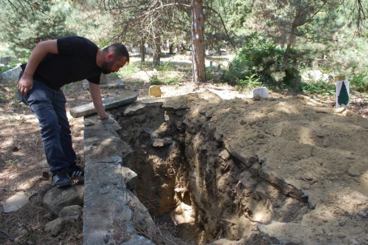 72 yıllık mezarda define aradılar
