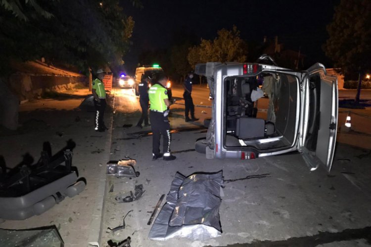 Devrilen minib&uuml;s&uuml;n s&uuml;r&uuml;c&uuml;s&uuml; &ouml;ld&uuml;